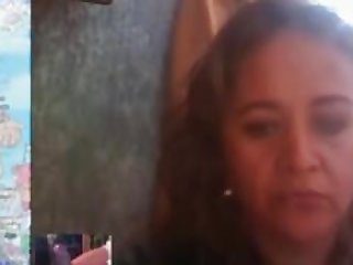 secretaria mirona de vergas en su trabajo