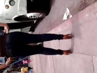 NALGAS ESPERAND EL BUS PARADA