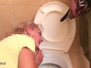 Mature mother piss and gets pissing on